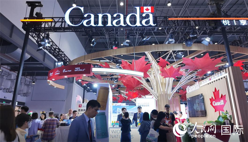 在加拿大国家馆,观展者络绎不绝。人民网记者 符园园摄