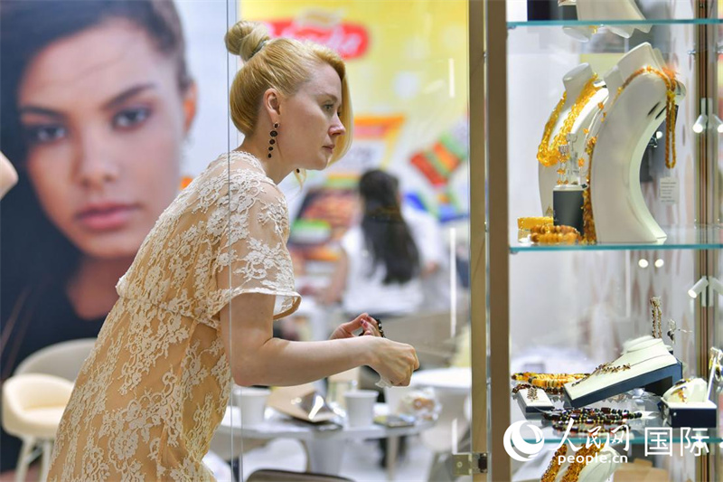 在俄罗斯国家馆,工作人员在整理展柜饰品。人民网记者 任峰涛摄