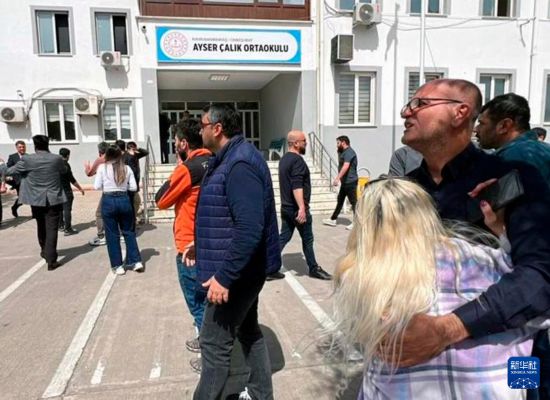 4月15日，人们聚集在土耳其卡赫拉曼马拉什省发生枪击事件的中学校园等待消息。新华社发（穆斯塔法·卡亚摄）