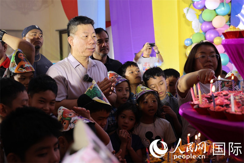 中国驻菲律宾大使井泉与菲律宾孩子们共同庆祝集体生日。人民网记者 樊帆摄