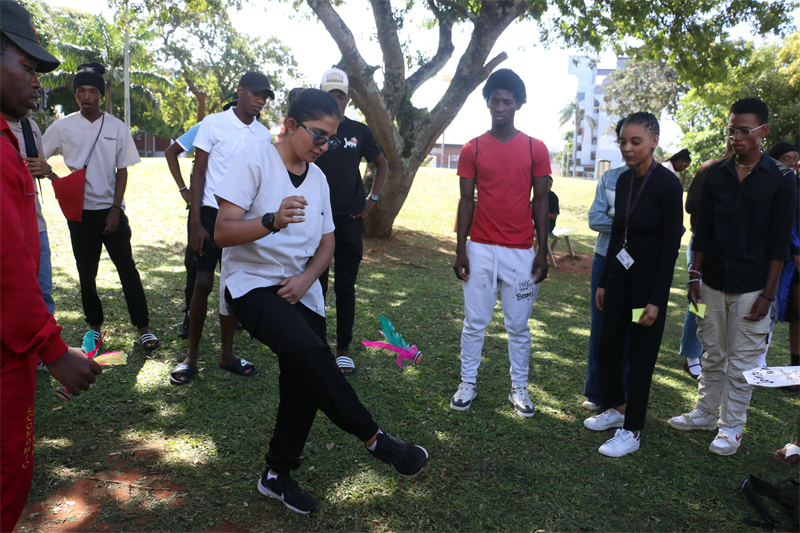 踢毽子有模有样。 德班孔院供图