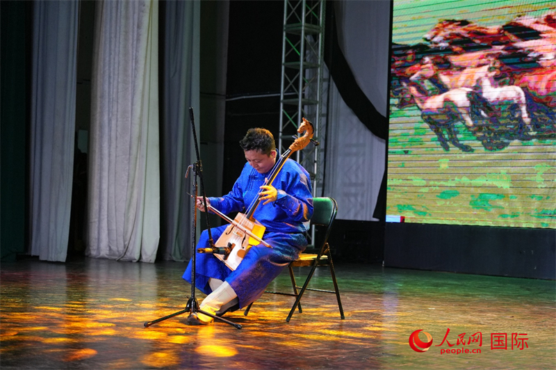 内蒙古艺术剧院艺术家表演马头琴独奏。人民网记者 李墨摄