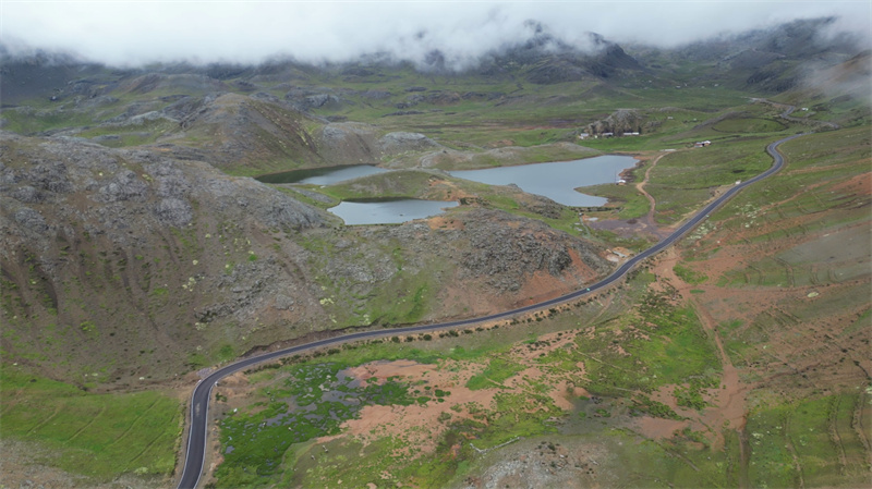 秘鲁万卡维利卡公路深入安第斯山脉腹地，海拔跨度自1500米延伸至4960米，是一条典型的高原山区复杂艰险公路。吴庆丰摄