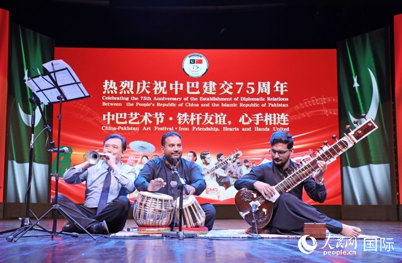 活动现场，中巴两国艺术家合奏乐曲。人民网记者赵益普摄