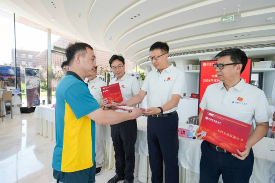 录取通知书递交给中国邮政寄送工作人员。学校供图
