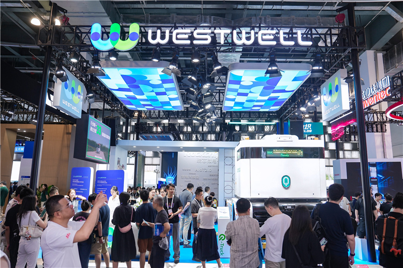 西井科技全时无人驾驶新能源重卡Q-Truck与升级版ReeWell全场全要素智能调度管理平台同台亮相。