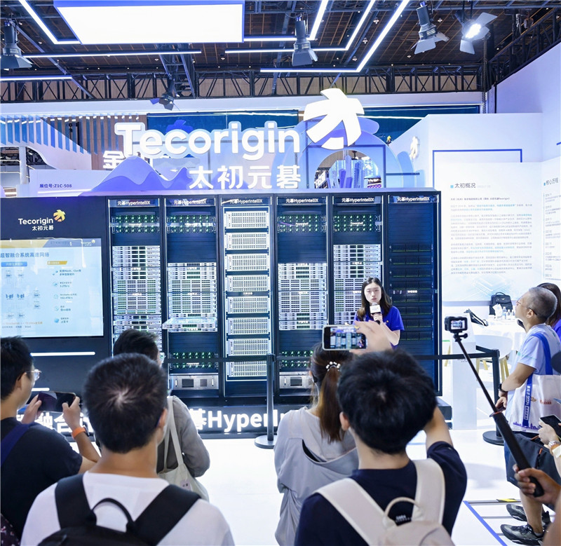 太初元碁展台，新一代超智融合计算系统元碁HyperIntelliX亮相。