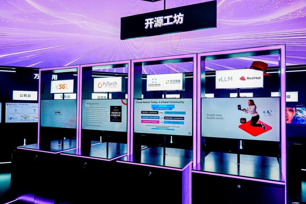 沐曦股份“开源工坊“展区。沐曦股份供图