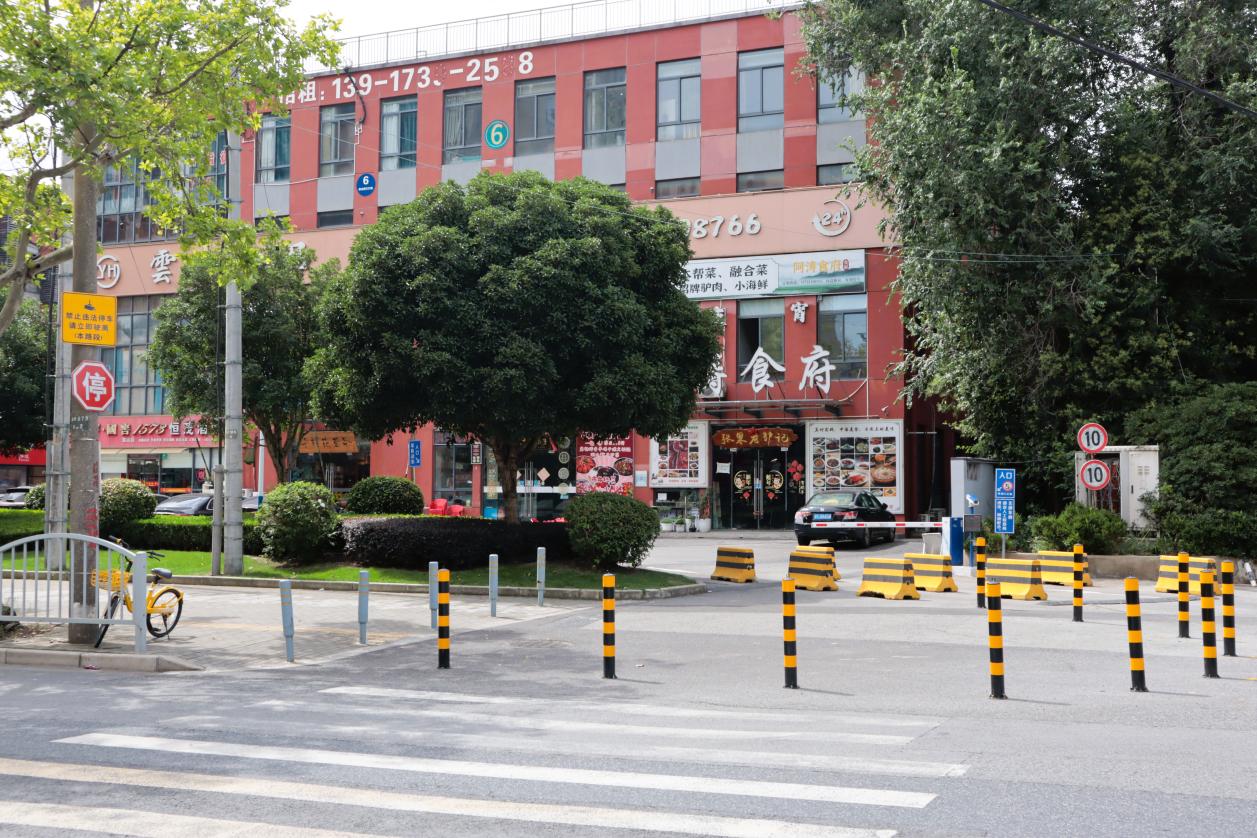 部分路段安装隔离设施。实习生 杨雯摄