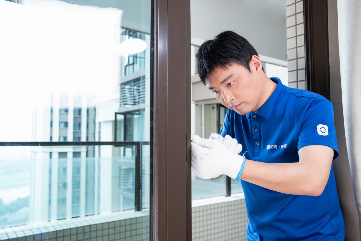 贝壳省心租维修服务者进行日常维修