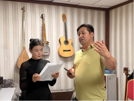 上海轻音乐团“一对一”文艺帮扶。来源：巴楚零距离