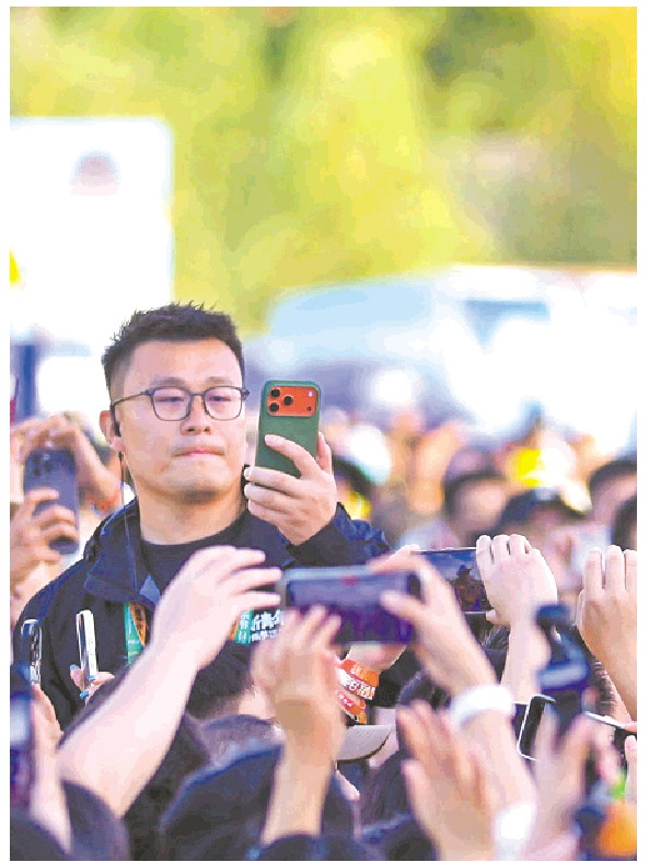 10月1日下午，聊城九州洼月季旅游景区，2026聊城新青年音乐节开唱。