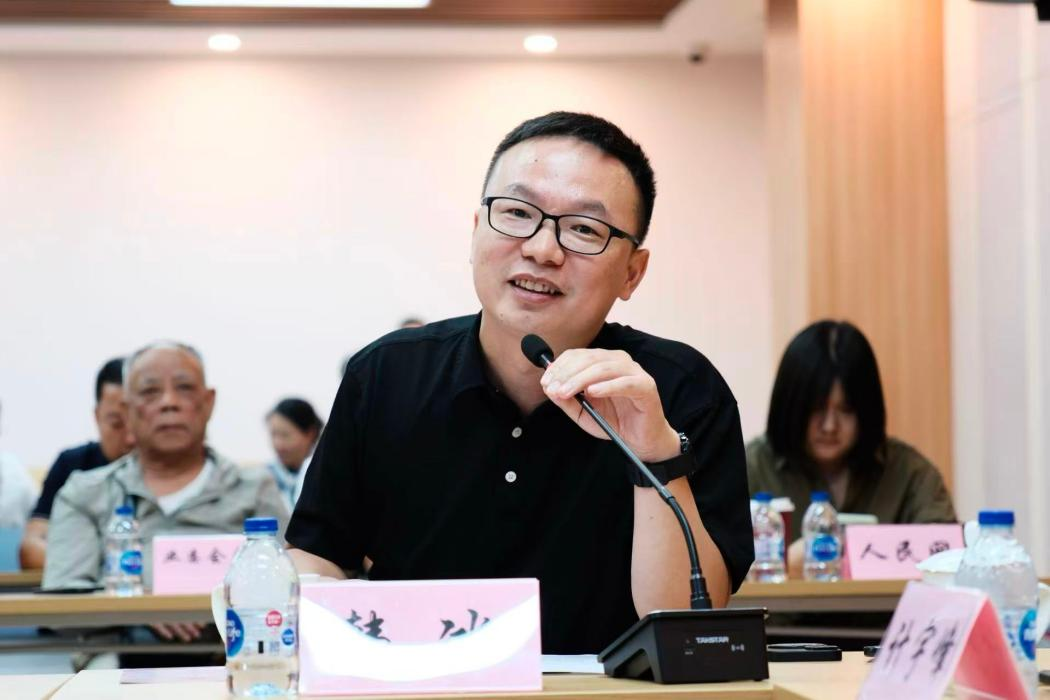 上海长宁红桩社区治理服务促进中心主任、众蚁社区创始人韩冰分享交流。钱尤祎 摄