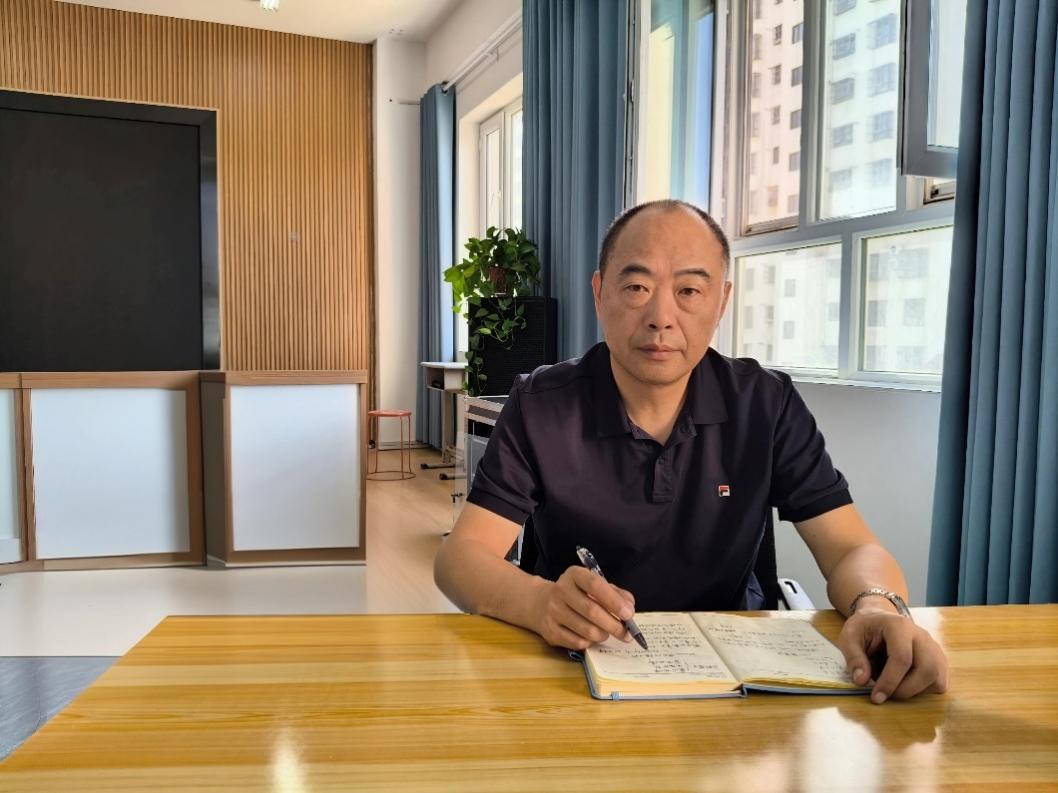 孔令在巴楚职校工作照。